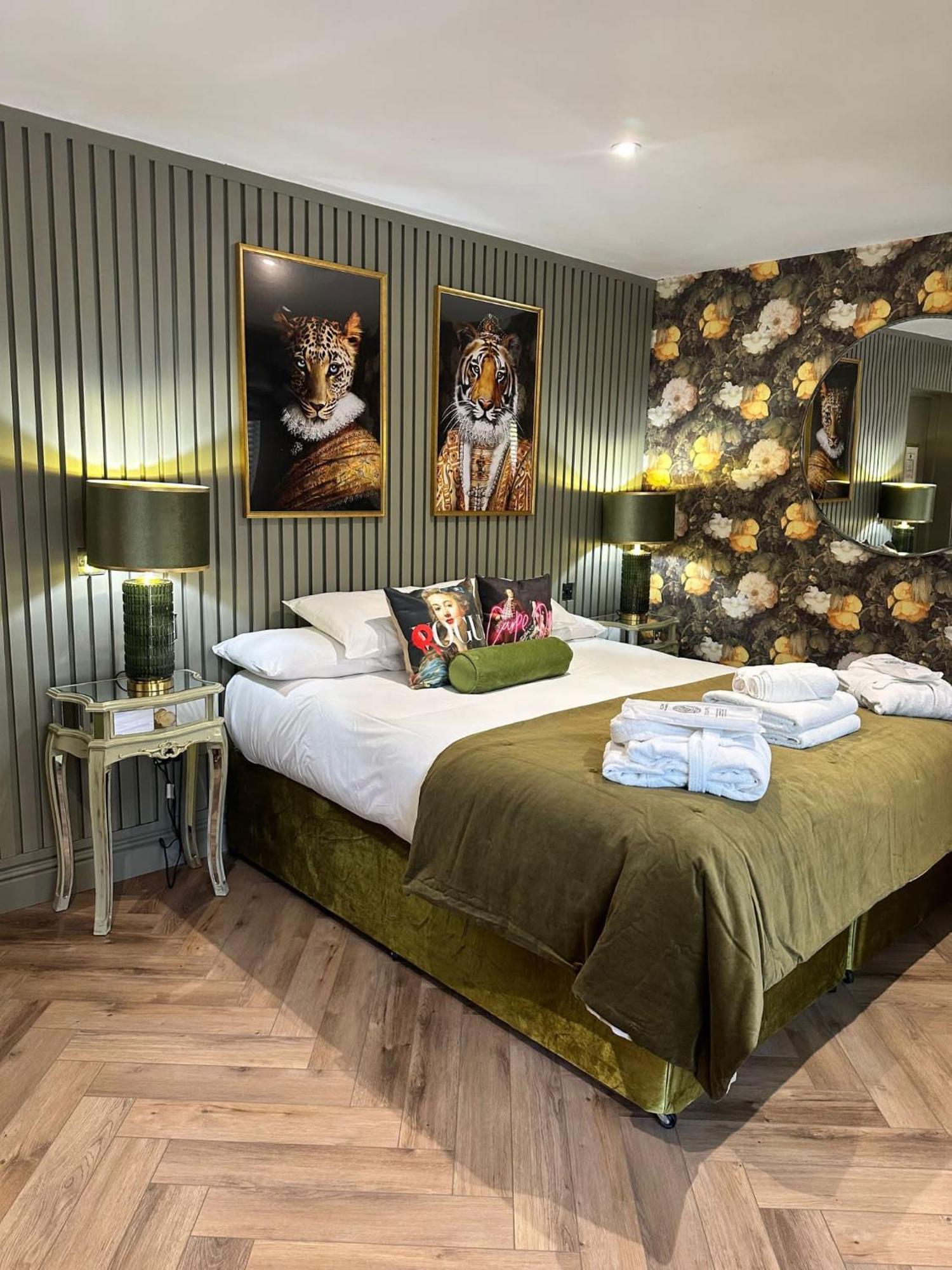 Oyo The Townhouse Hotel