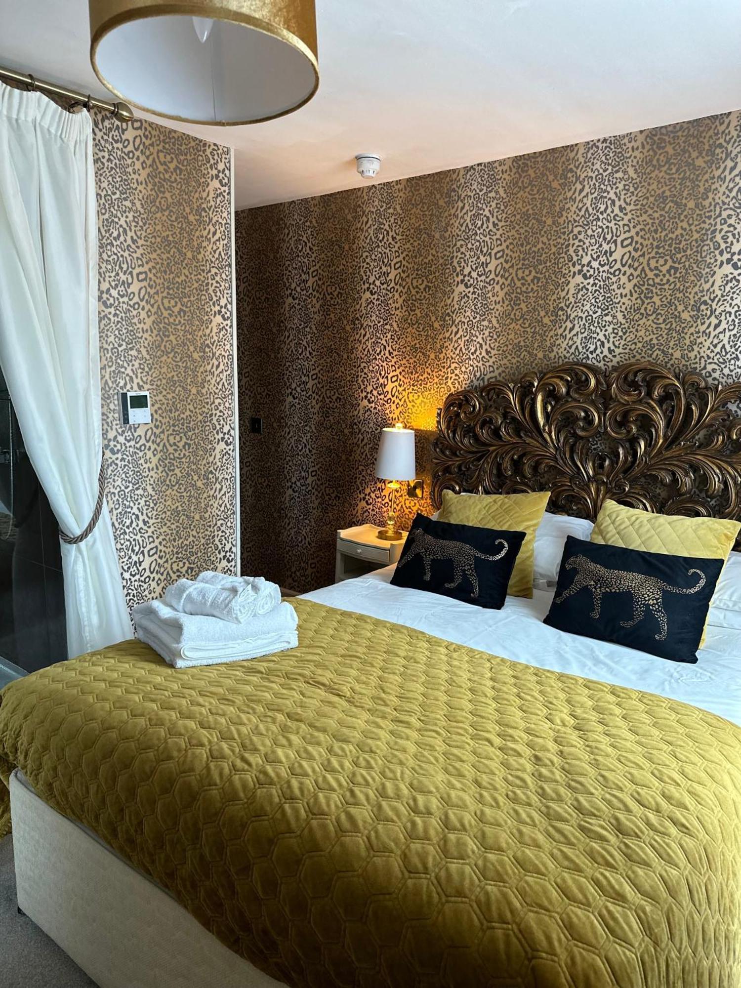 Oyo The Townhouse Hotel